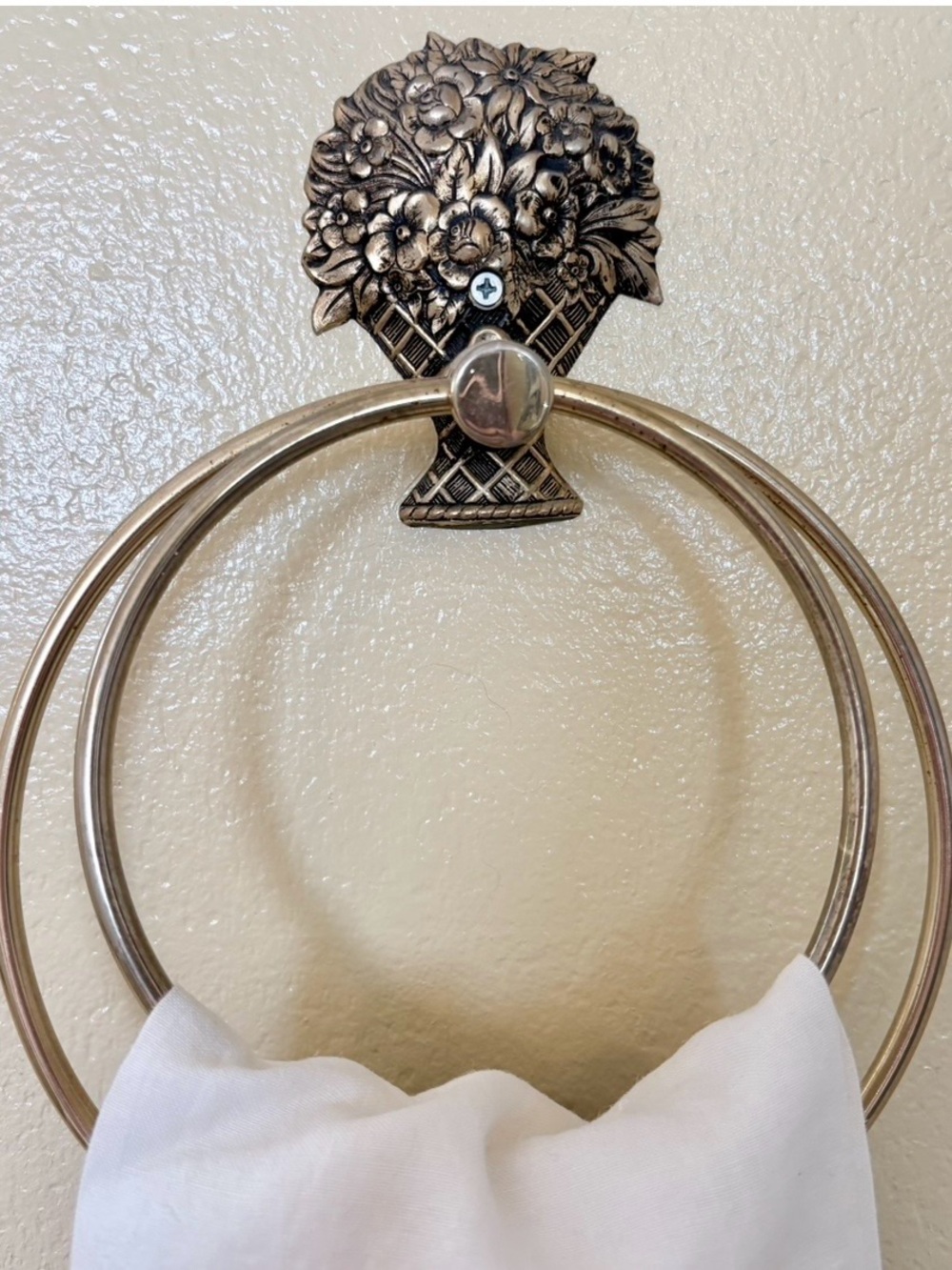 Vintage Brass Floral Basket Double Towel Ring Wall Mount Hollywood Regency - Picture 2 of 9